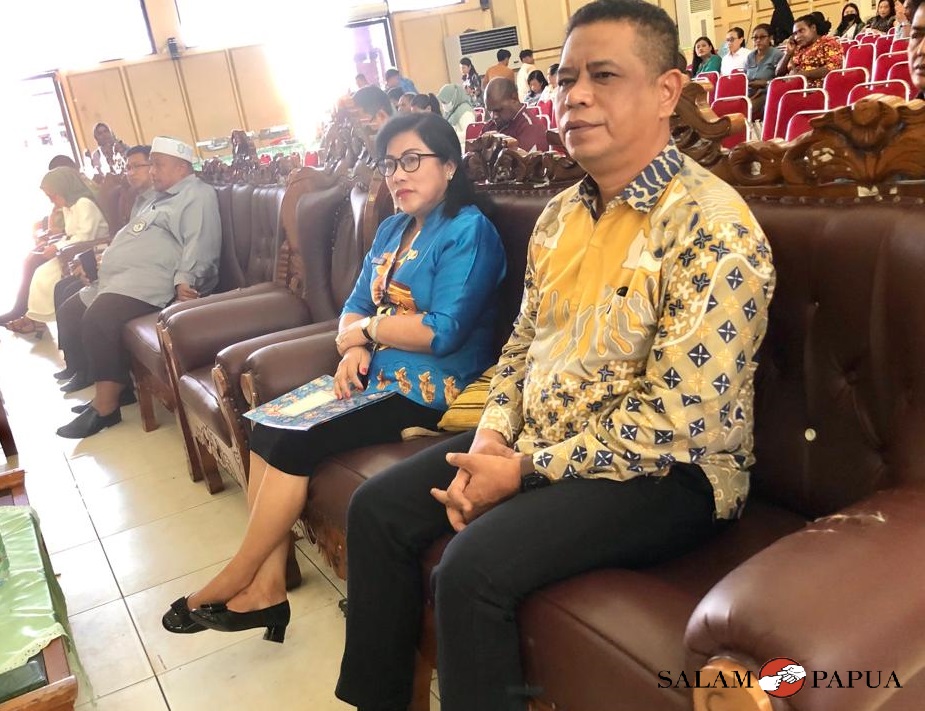Kepala Dinas Kesehatan Kabupaten Mimika Reynold Rizal Ubra (kanan) bersama Asisten III Bidang Administrasi Umum Setda Mimika Hendriete Tandiyono (kiri) saat mengikuti acara Halalbihalal (Foto:salampapua.com/Evita)