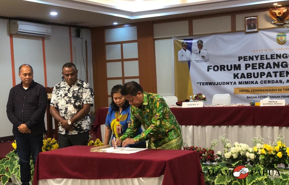 Penandatanganan berita acara hasil kesepakatan RKPD Kabupaten Mimika tahun 2024 oleh Asisten II Bidang Ekonomi Pembangunan Setda Mimika Petrus Lewa Koten (Foto:salampapua.com/Evita)