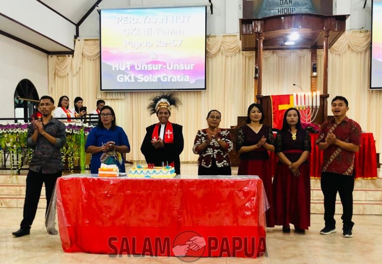 Situasi saat menyanyikan lagu ulang tahun dalam merayakan HUT GKI di Tanah Papua ke-67 (salampapua.com/Evita)