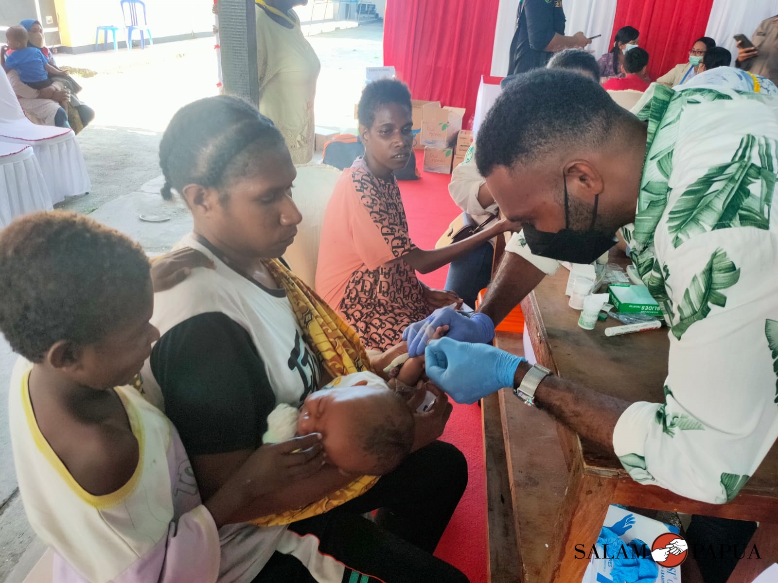 Pengambilan darah seorang Bayi untuk mendeteksi malaria dan penyakit lainnya (Foto:salampapua.com/Acik)