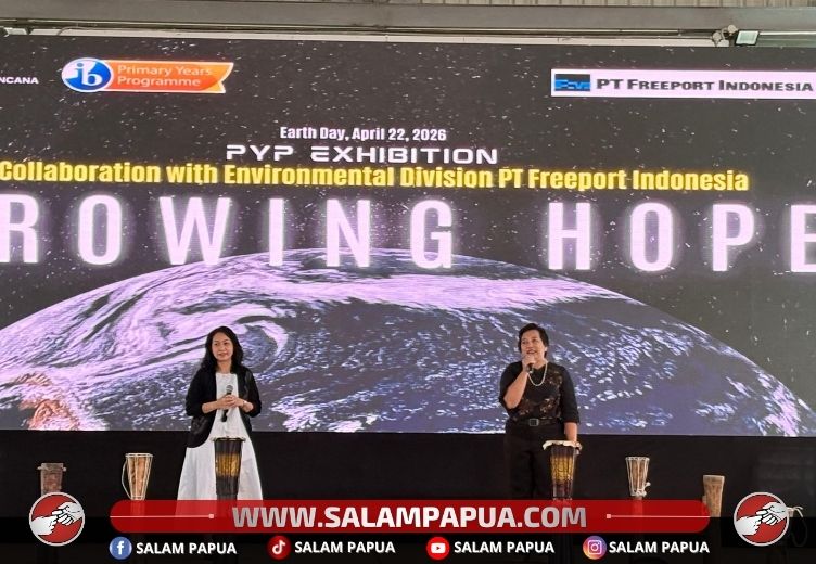 Kepala Sekolah SD YPJ Kuala Kencana, Ela Wirastuti bersama Koordinator PYP dan juga Wakil Kepala SD YPJ KK, Juni Tambunan, saat memberikan sambutan (salampapua.com/Evita)