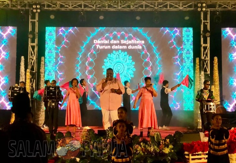 Papuakustik saat menyanyikan pujian rohani diiringi drumband dan tari-tarian siswa-siswi SATP (salampapua.com/Evita)