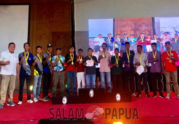 Foto bersama usai pemberian medali dan piagam kepada atlet Sepak Takraw (salampapua.com/Evita)