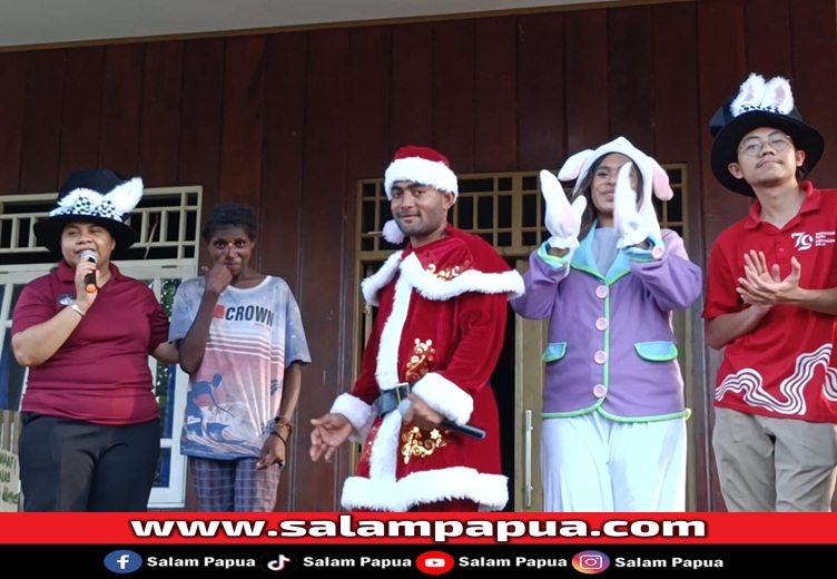 Anak perempuan kampung Ohotya saat tampil pandu nyanyi bersama anak-anak lainnya (salampapua.com/Acik)