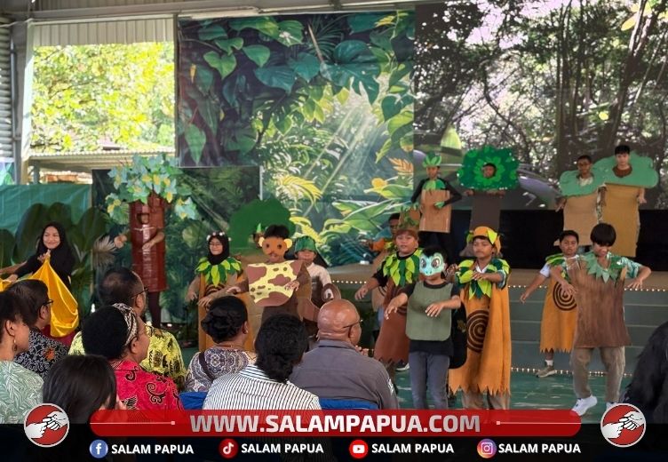 Penampilan anak kelas VI SD YPJ KK pada PYP Exhibition (salampapua.com/Evita)