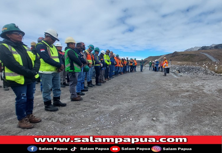 Para peserta saat persiapan melakukan penanaman pohon di kawasan bekas tambang terbuka (open pit) Grasberg PTFI pada ketinggian 4285 Mdpl, Tembagapura, Kabupaten Mimika, Provinsi Papua Tengah (salampapua.com/JR)