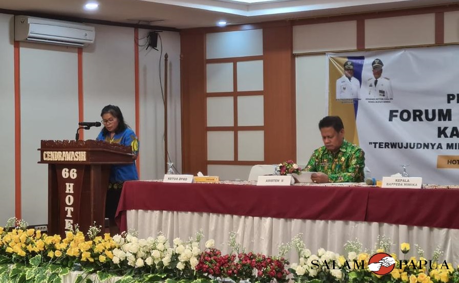Pembacaan hasi Forum Perangkat Daerah oleh Kepala Bappeda Kabupaten Mimika Yohana Paliling (Foto:salampapua.com/Evita)