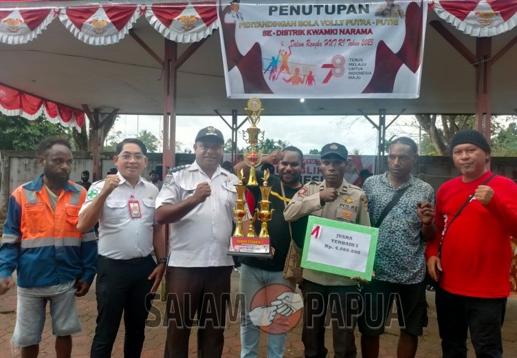 Penyerahan hadiah juara terbaik 1 kebersihan kampung (Foto:salampapua.com/Acik)