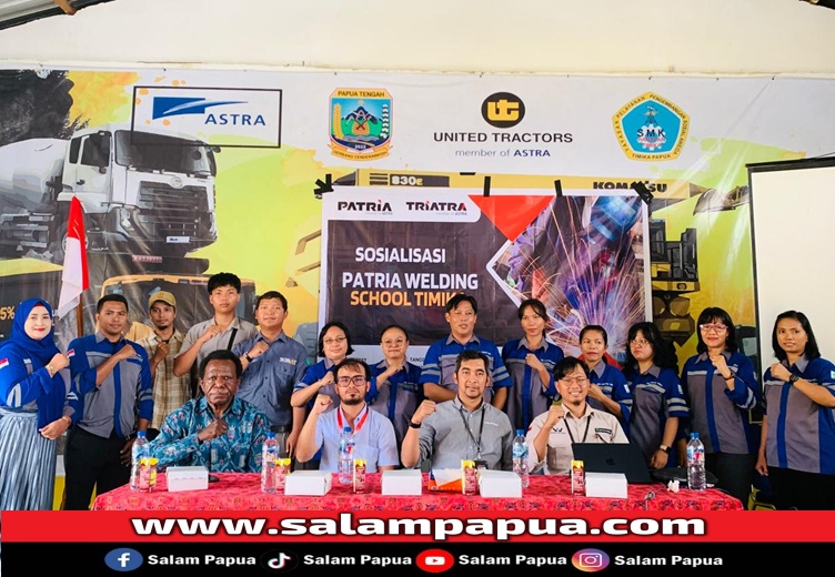 Foto bersama guru-guru SMKS Harapan Timika (salampapua.com/Evita)