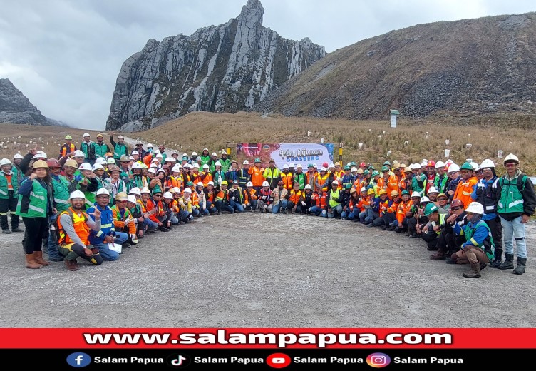 Foto bersama setelah melakukan penanaman pohon di kawasan bekas tambang terbuka (open pit) Grasberg PTFI pada ketinggian 4285 Mdpl, Tembagapura, Kabupaten Mimika, Provinsi Papua Tengah (salampapua.com/JR)