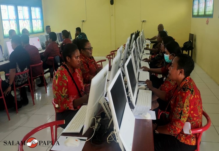 Pata pejabat perwakilan dari beberapa OPD saat mengikuti ujian di Labkom SMP Negeri 2 Mimika (Foto:salampapua.com/Acik)