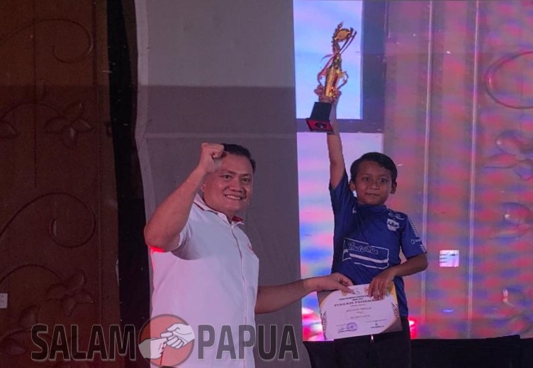 Pemberian piala kepada atlet terbaik (salampapua.com/Evita)