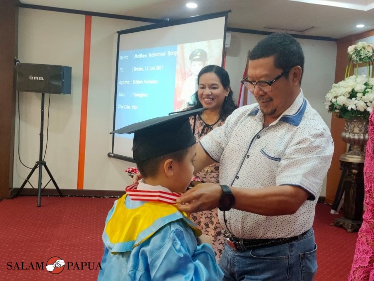 Penyematan medali oleh Pendiri Miracle School Abraham HT Raweyai (Foto:salampapua.com/Acik)