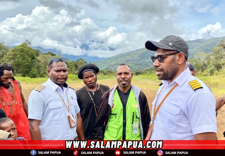Capt Edu Mecky saat memberikan arahan penerbangan kepada masyarakat di Jila (salampapua.com/Evita)