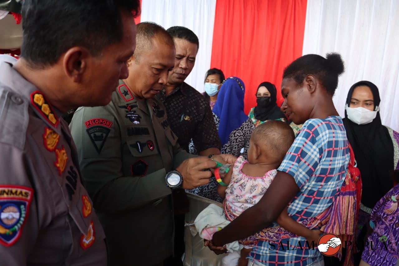 Wakapolda Papua Brigjen Pol. Ramdani Hidayat saat menemui Ibu dan Bayi yang mengikuti imunisasi  (Foto:salampapua.com/Acik)