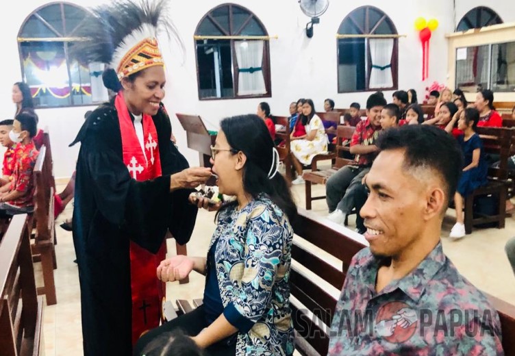 Pdt. Argin N. S. Reri,S.Si.Teol saat memberikan kue Ultah kepada jemaat GKI Sola Gratia (salampapua.com/Evita)