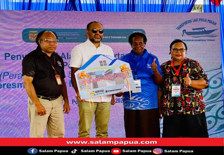 Penyerahan secara simbolis pembangunan dua unit bangunan pasar Mama-Mama di Poumako oleh Direktur dan EVP Social Responsibility & Community Development PTFI, Claus Wamafma (salampapua.com/Evita)