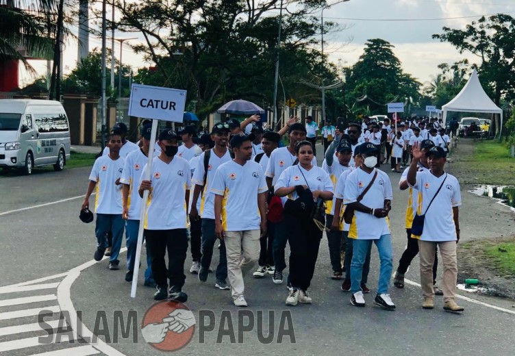 Atlet Catur saat melakukan defile dari Halaman Gedung Emeneme Yauware menuju Lapangan Timika Indah (salampapua.com/Evita)