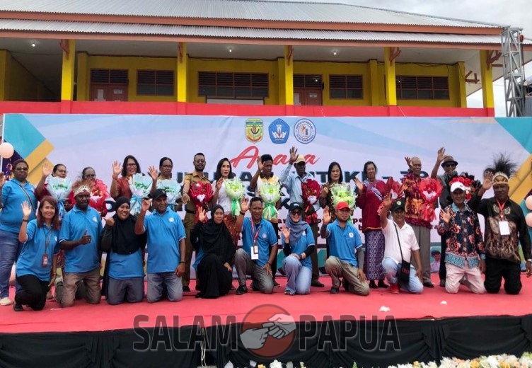 Pemberian buket bunga dari alumni kepada mantan kepala sekolah SD Koperapoka (Foto:salampapua.com/Evita)