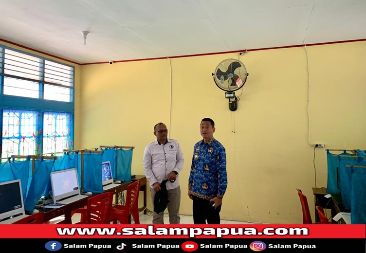 Pengecekan ruangan SKD CPNS Kabupaten Mimika oleh Pj Bupati Mimika, Valentinus Sudarjanto Sumito (salampapua.com/Evita)