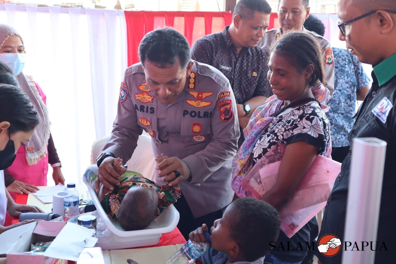 Dirbinmas Polda Papua Kombes Pol.  Gatot Aris Purbaya saat memandu langsung pelaksanaan imunisasi terhadap seorang Bayi (Foto:salampapua.com/Acik)