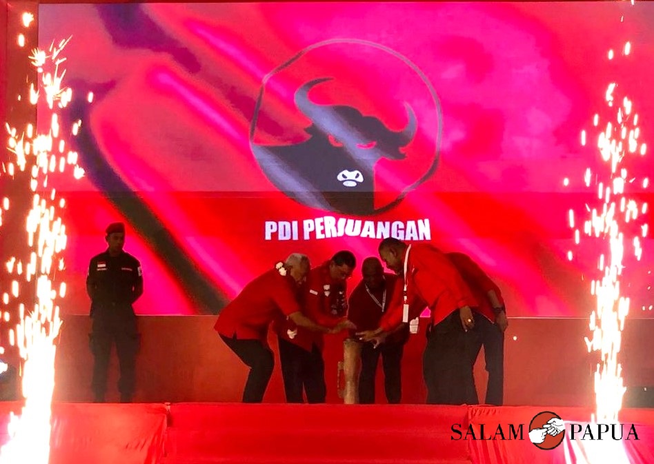 Pemukulan Tifa oleh Ketua Bidang Kehormatan DPP PDIP Komarudin Watubun didampingi Wasekjen DPP PDIP Bidang Internal Utut Adianto bersama pimpinan DPD PDIP di Tanah Papua, tanda resminya dibuka Rakor DPD PDIP 4 wilayah di Tanah Papua (Foto:salampapua.com/Evita)