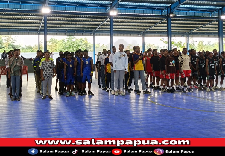 Tim Basketball perwakilan dari berbagai SMA/SMK di Kabupaten Mimika saat mengikuti acara pembukaan (salampapua.com/Acik)