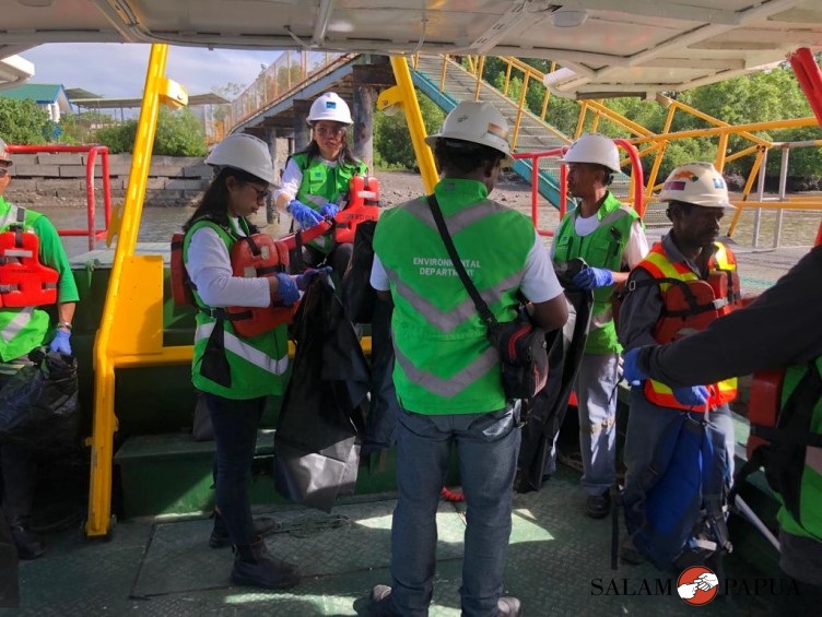 Persiapan pembersihan lingkungan (Coastal Clean Up) di Area Portsite Mimika (Foto:salampapua.com/Evita)