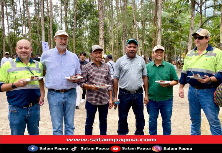 Foto bersama saat perayaan HUT ke-10 PT. Putra Otomona Jaya (salampapua.com/Evita)