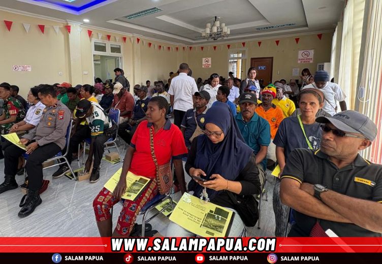 Situasi peserta kegiatan saat mengikuti kegiatan penyuluhan dan penyebarluasan kebijakan pajak dan retribusi daerah di Distrik Mimika Timur (salampapua.com/Evita)