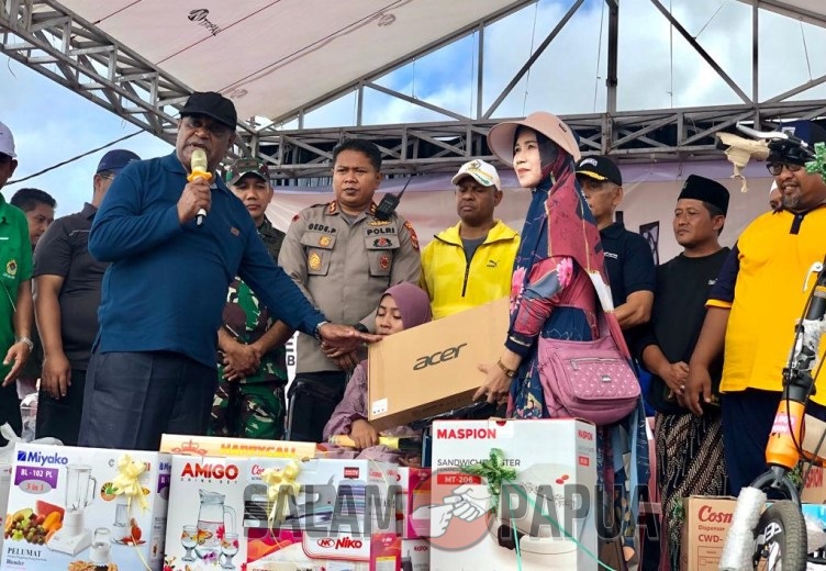 Pemberian laptop kepada siswi SLB Armila (Foto:salampapua.com/Evita)