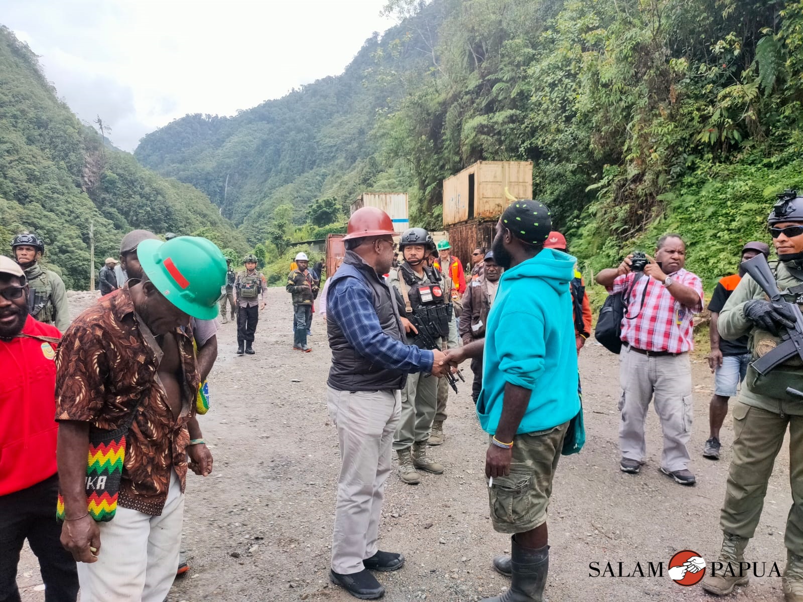 Ketua DPRD Mimika Anton Bukaleng,S.Sos,M.Si disambut warga Kampung Kimbeli (Foto:salampapua.com/Acik)