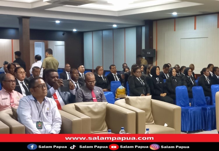 Puluhan pejabat mengenakan jas hitam saat serius menerima materi pelatihan (salampapua.com/Acik)