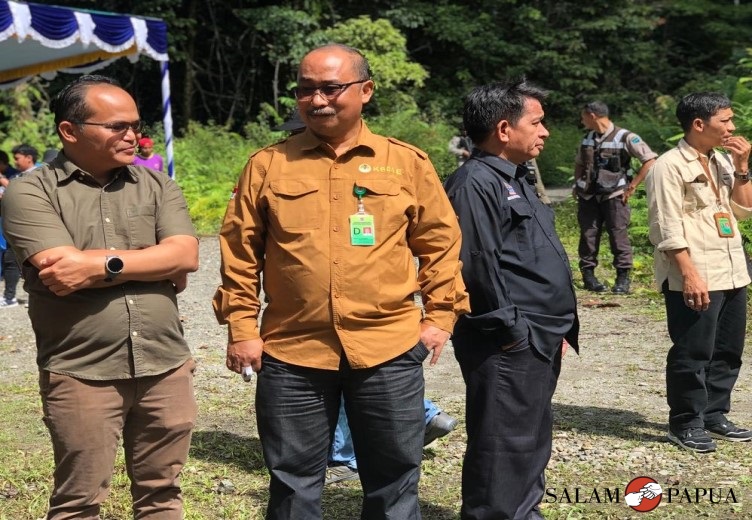 Kepala BBKSDA Papua A.G. Martana (kanan) bersama VP Enviromental Division PTFI Gesang Setiadi (kiri) (Foto:salampapua.com/Evita)