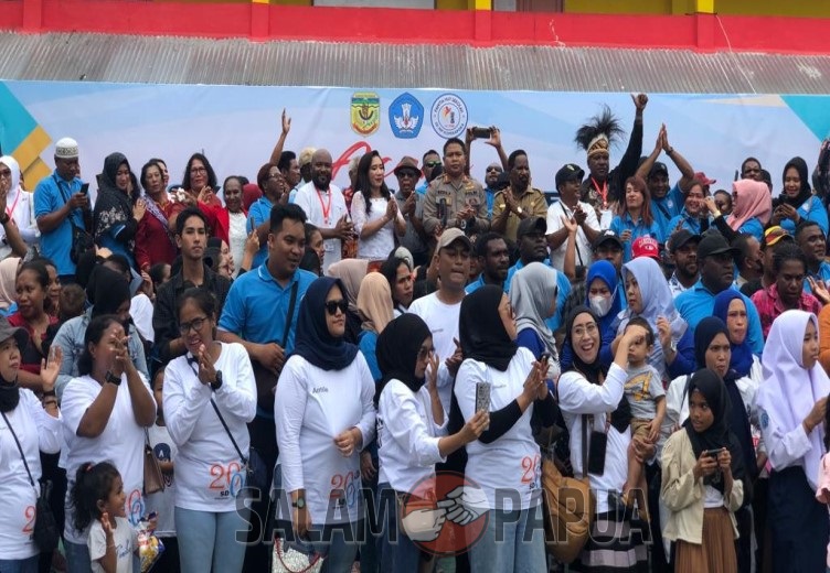 Foto bersama para alumni SD Koperapoka (Foto:salampapua.com/Evita)