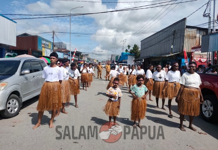 Penari seka saat menyambut kedatangan Pj Bupati Mimika Valentinus Sudarjanto Sumito (Foto:salampapua.com/Acik)
