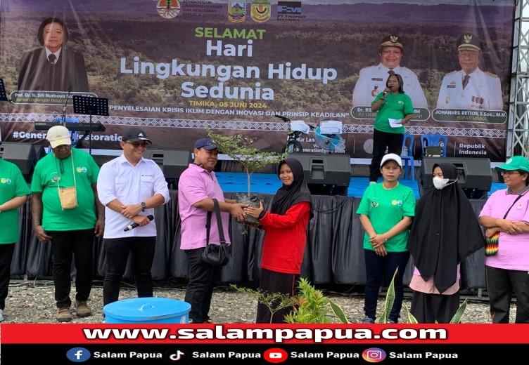 Pemberian bibit pohon dari perwakilan P3E KLHK Ekoregion Papua kepada perwakilan anak sekolah (salampapua.com/Evita)