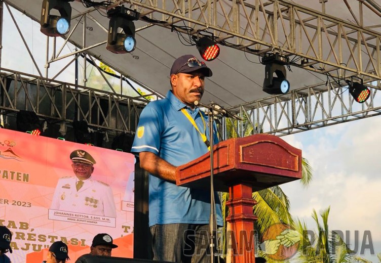 Laporan Ketua Panitia Porkab I Mimika 2023, Alexander Omaleng yang dibacakan oleh Natalis Bukaleng (salampapua.com/Evita)