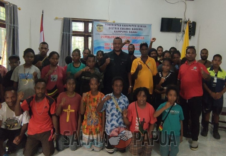 Foto bersama usai penyerahan beasiswa (salampapua.com/Acik)