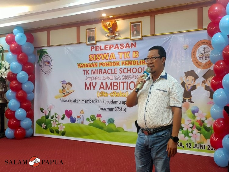 Pendiri Miracle School Abraham HT Raweyai saat menyampaikan ucapan terimakasih kepada guru-guru dan seluruh orang tua (Foto:salampapua.com/Acik)