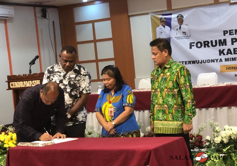 Penandatanganan berita acara hasil kesepakatan RKPD Kabupaten Mimika tahun 2024 oleh perwakilan Pimpinan OPD di lingkup Pemkab Mimika (Foto:salampapua.com/Evita)