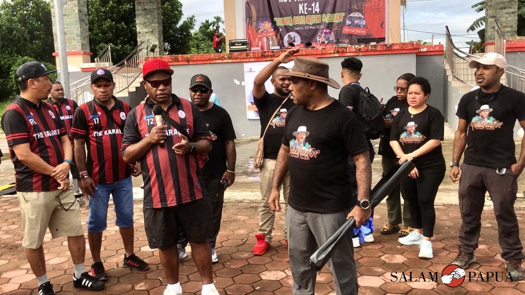 Ketua The Karaka?s Timika Fredy Magai saat memberikan sambutan (Foto:salampapua.com/Evita)