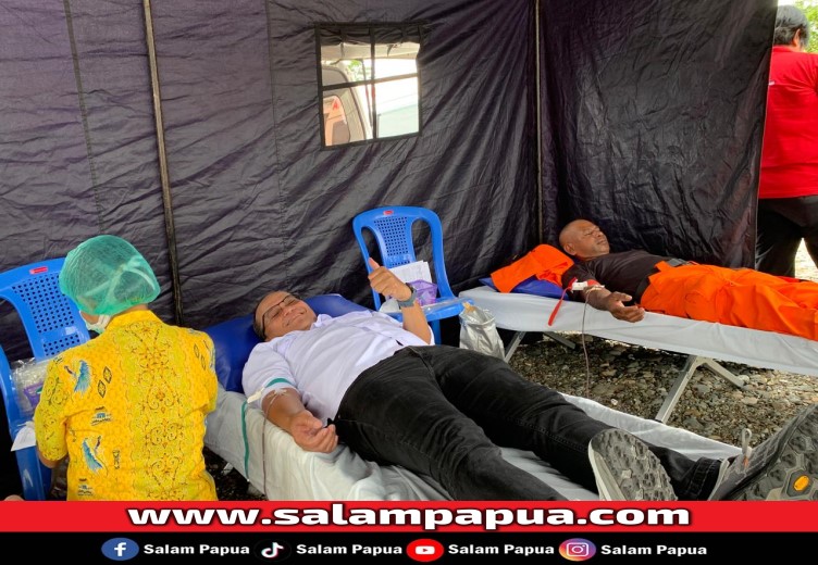 Vice President Environmental Division PTFI Gesang Setyadi saat mengambil bagian dalam kegiatan donor darah (salampapua.com/Evita)