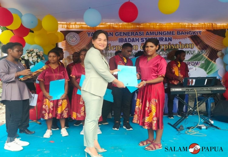 Kepala SMP Sion Miss Devi saat menyerahkan ijazah kepada siswa kelas IX YGAB (Foto:salampapua.com/Acik)