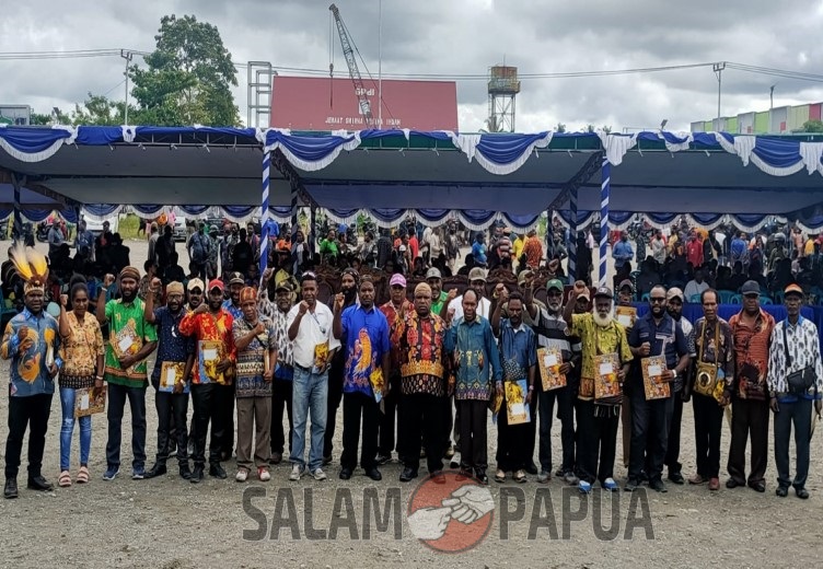 Foto bersama usai pemberian SK Pengurus LEMASA Periode 2023-2028 dengan latar belakang masyarakat yang hadir (Foto:salampapua.com/Acik)