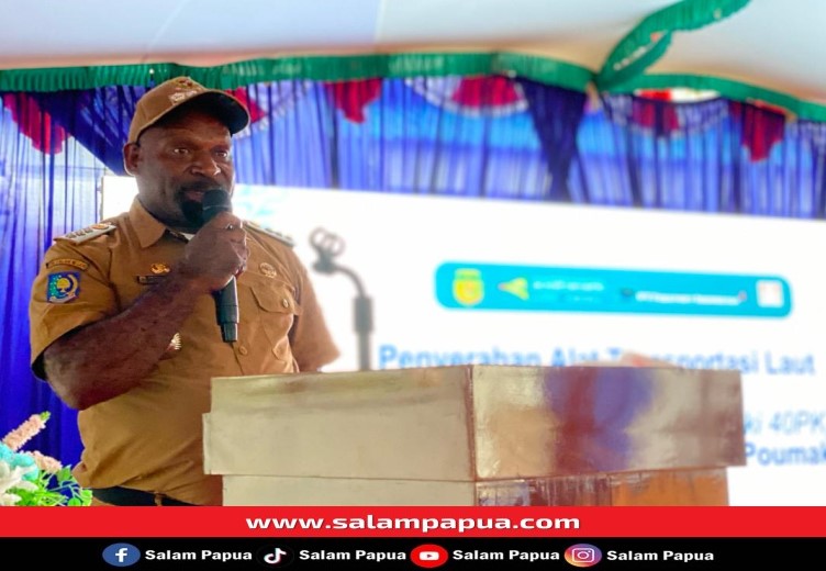 Sambutan mewakili Pemerintah Kabupaten Mimika, Kepala Distrik Mimika Timur, Oktovianus Kum (salampapua.com/Evita)