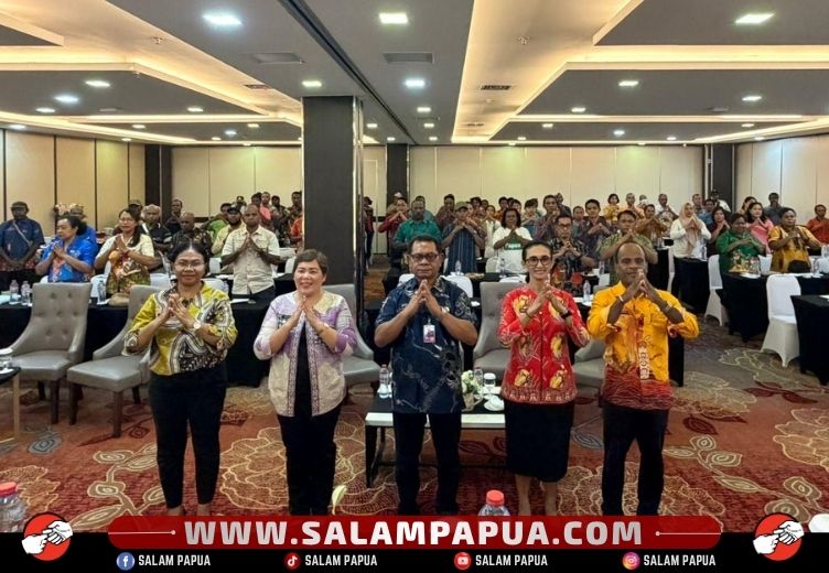 Foto bersama usai pembukaan Pertemuan Advokasi Promosi Kesehatan yang melibatkan lembaga adat, tokoh masyarakat, tokoh agama, dan aparat kampung (salampapua.com/Evita)