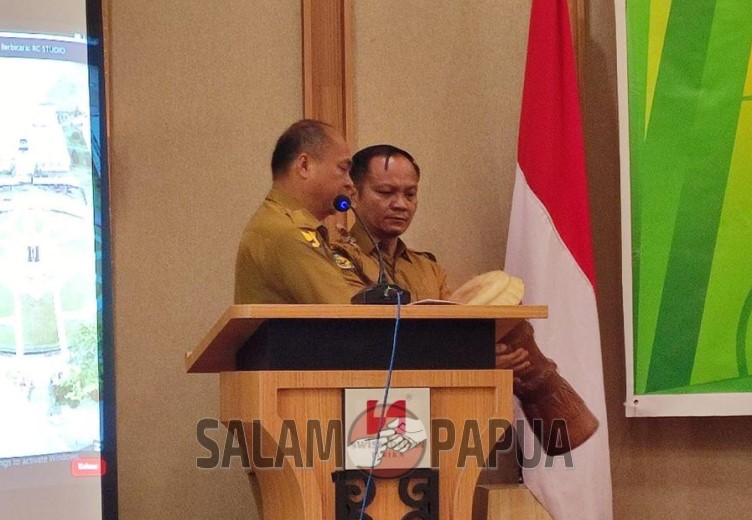 Plt Sekretaris Daerah Mimika, Robert Mayaut saat membuka kegiatan (salampapua.com/Evita)