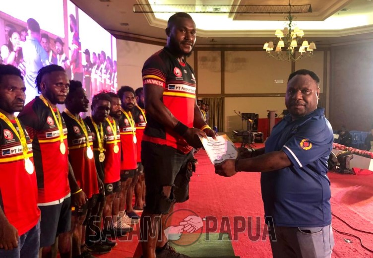 Pemberian medali dan piala kepada atlet Rugby oleh Ketua Panitia Porkab I Mimika Alexander Omaleng (salampapua.com/Evita)