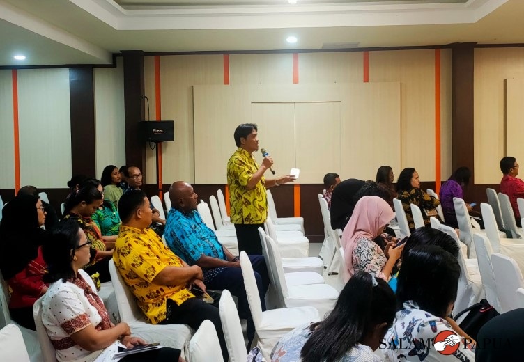 Salah satu peserta saat mengajukan pertanyaan (Foto:salampapua.com/Acik)